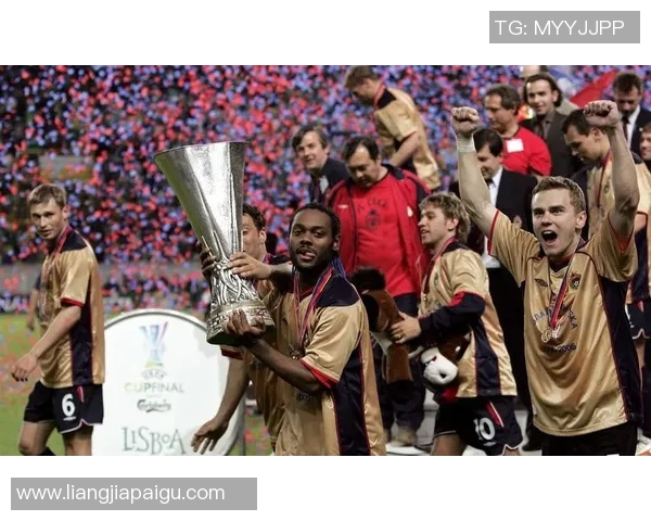 当今足坛风云人物揭秘最受欢迎的足球明星及其背后的故事